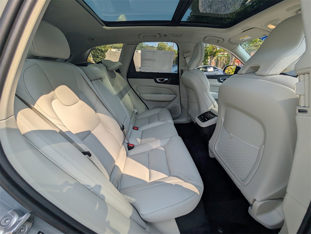 2026 Volvo XC60 B5 photo 4