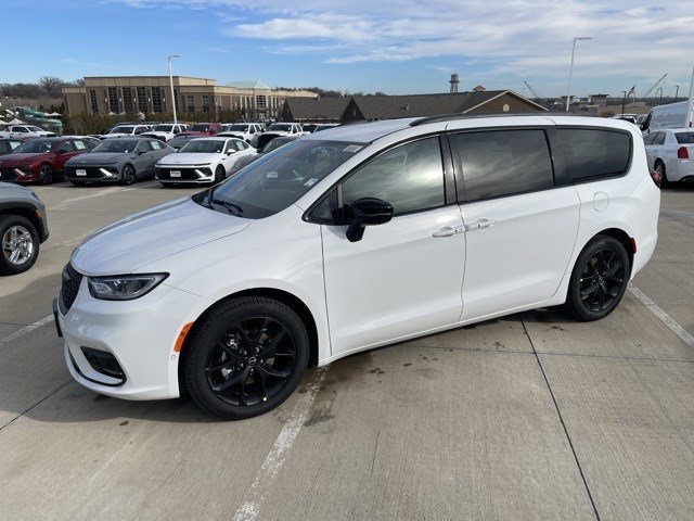 2026 Chrysler Pacifica Select's photo