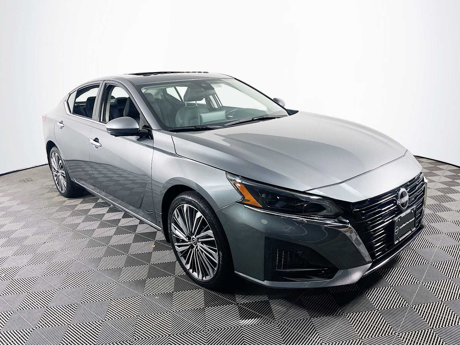 2025 Nissan Altima SL photo 3