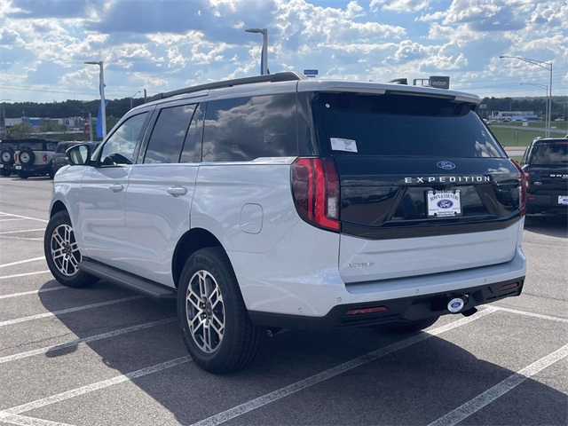 2025 Ford Expedition photo 2