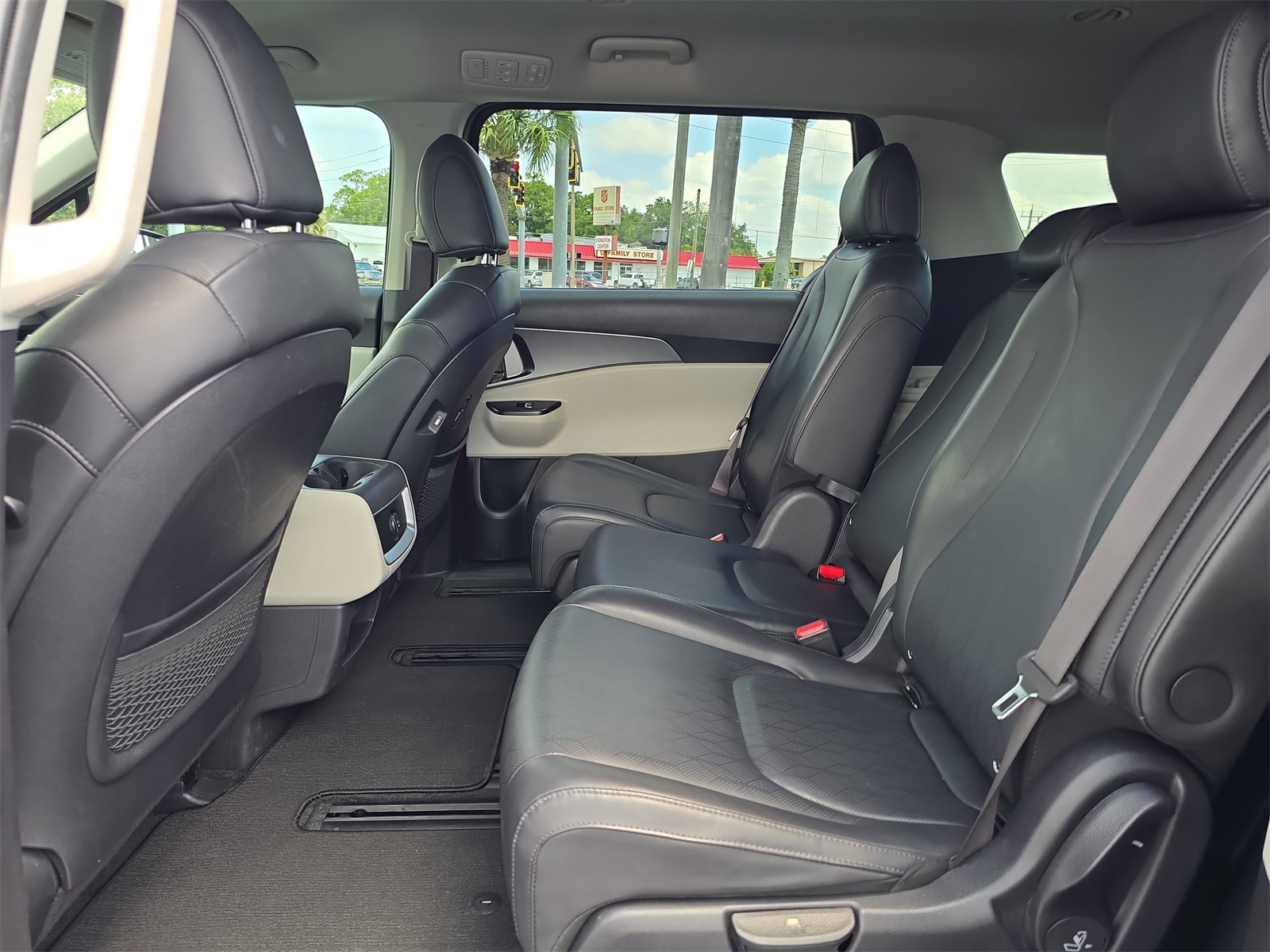 2024 Kia Carnival LX photo 12