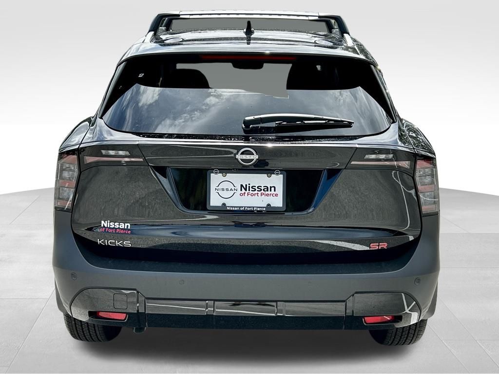 2026 Nissan Kicks SR photo 2