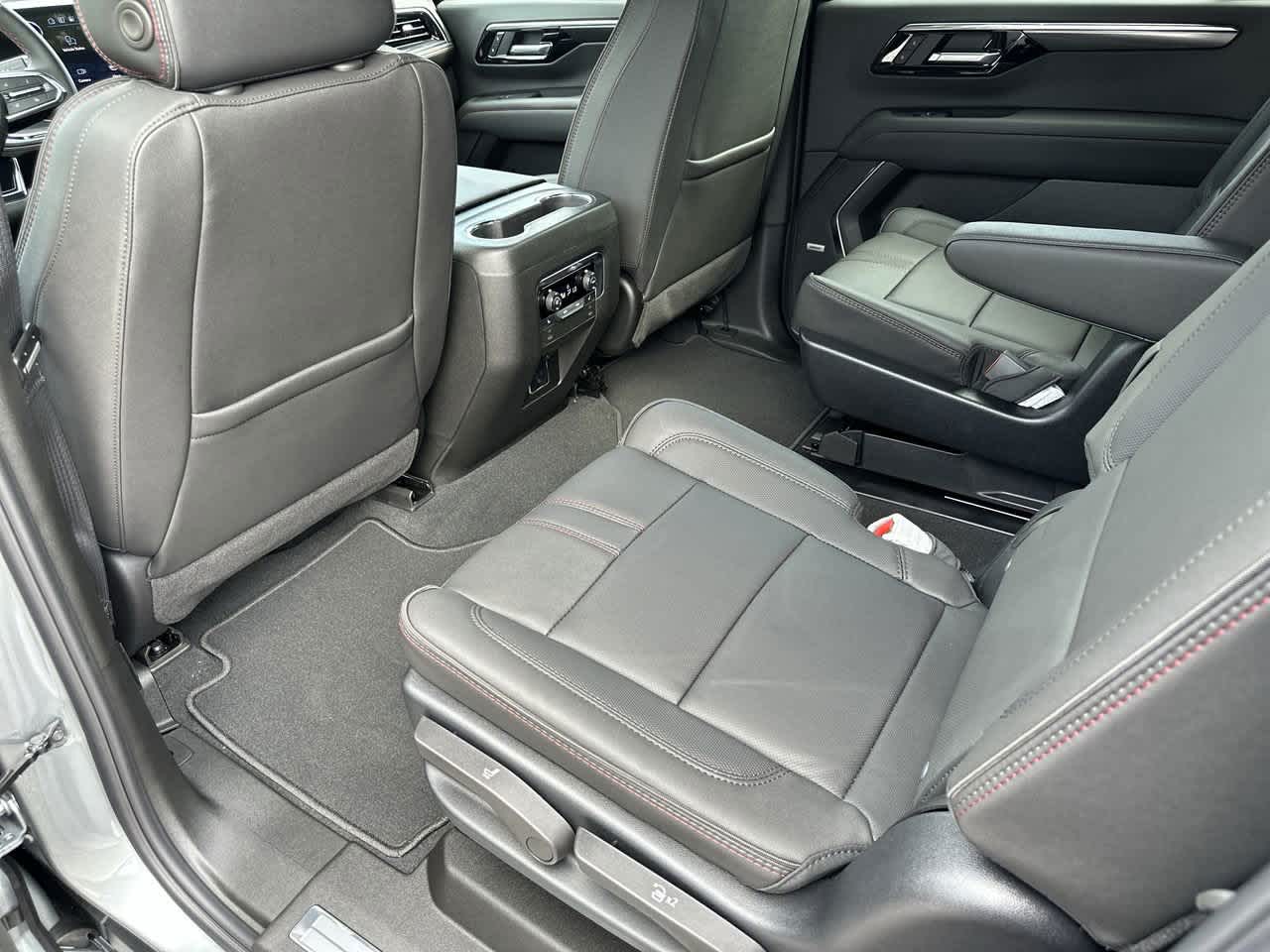 2025 Chevrolet Suburban RST photo 13