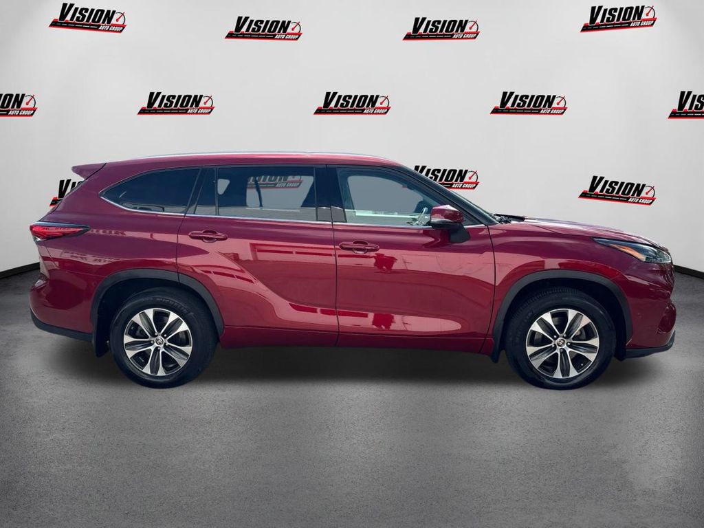 2022 Toyota Highlander XLE photo 4