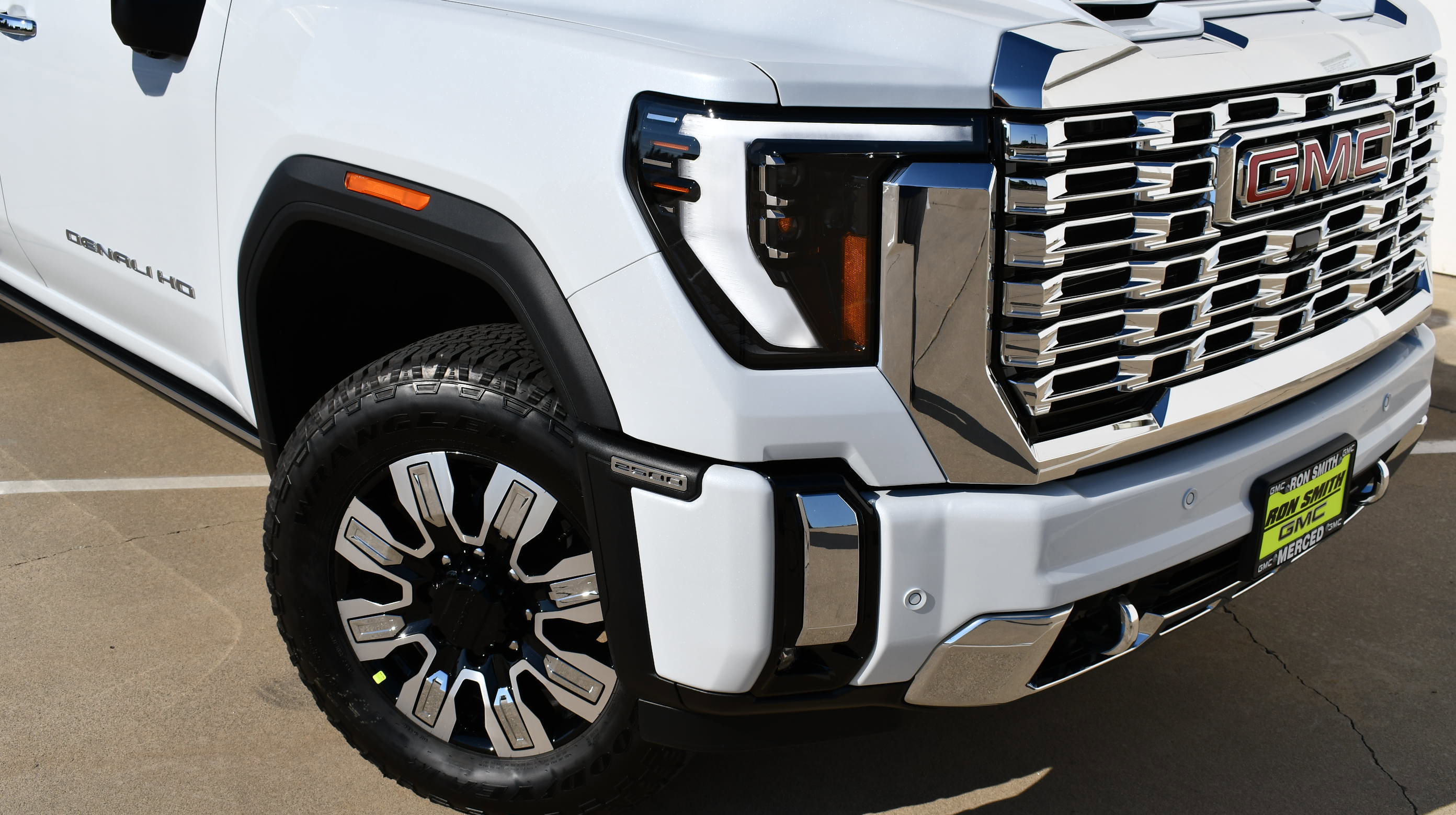 2026 Gmc Sierra 2500 HD Denali photo 3