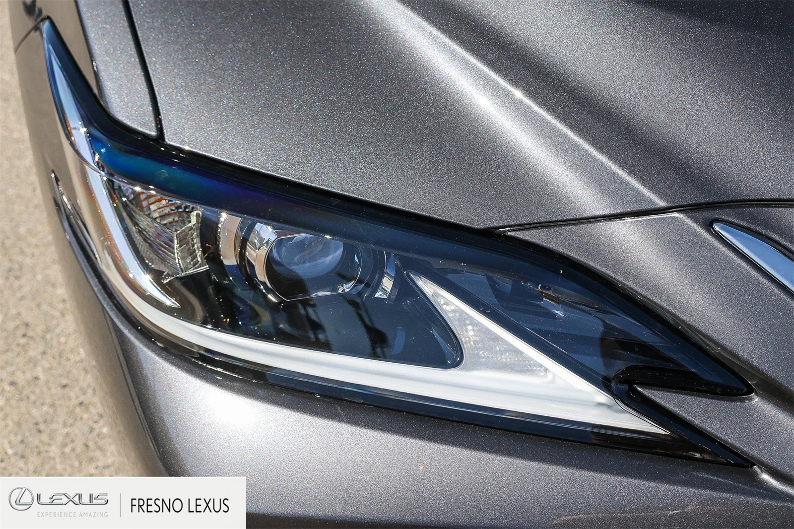 2025 Lexus ES 300h photo 10