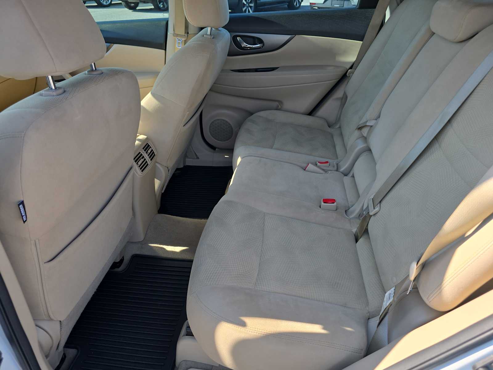 2015 Nissan Rogue S photo 23