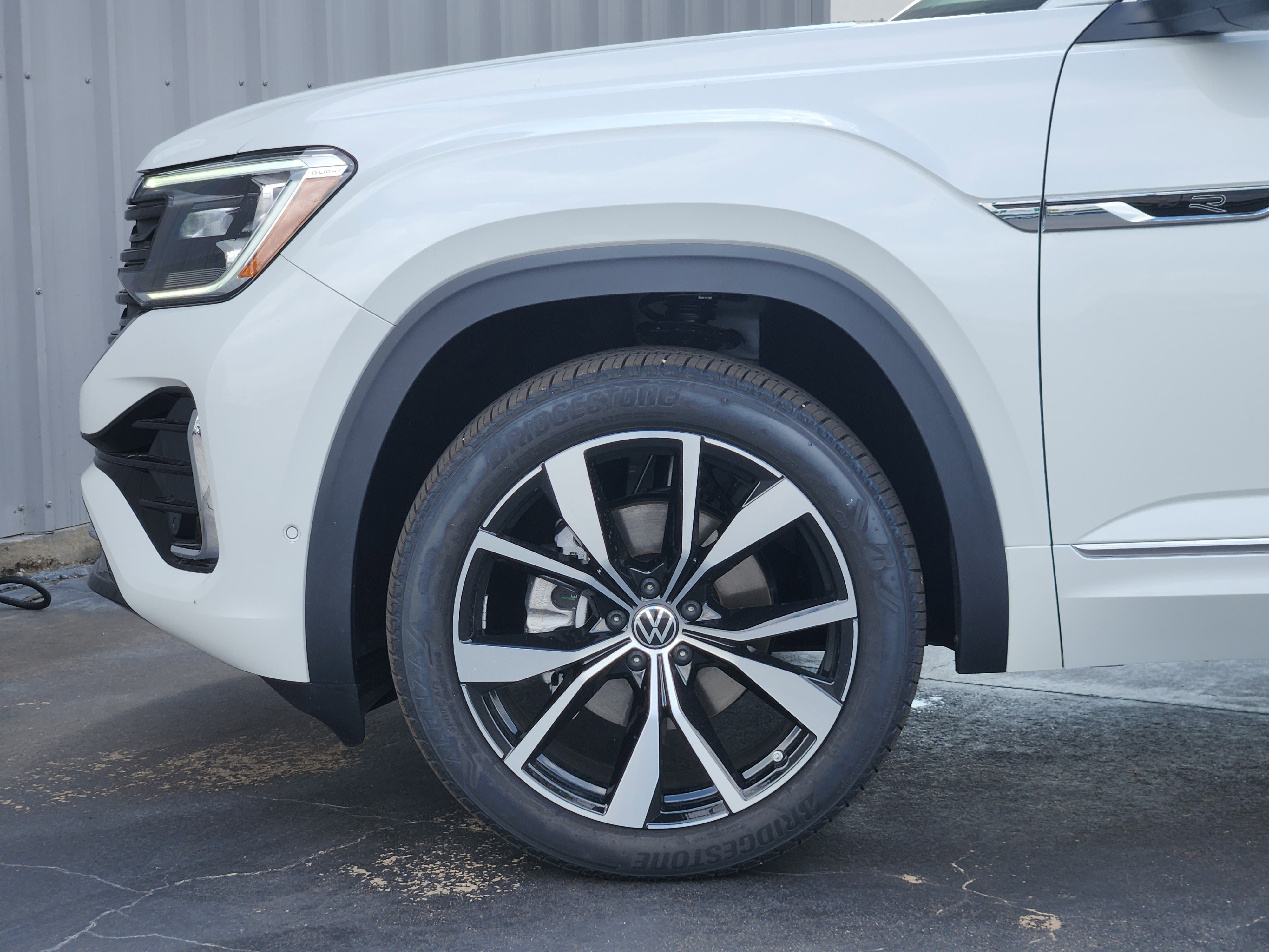 2025 Volkswagen Atlas SEL Premium R-Line photo 3