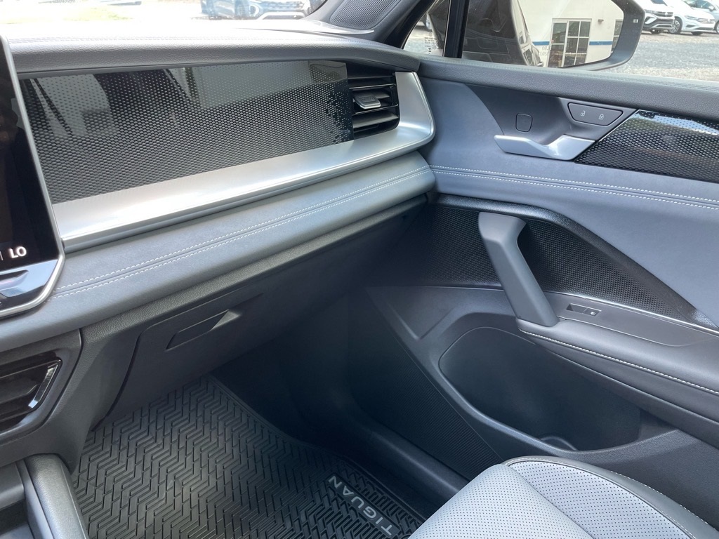 2025 Volkswagen Tiguan SE R-Line Black photo 8