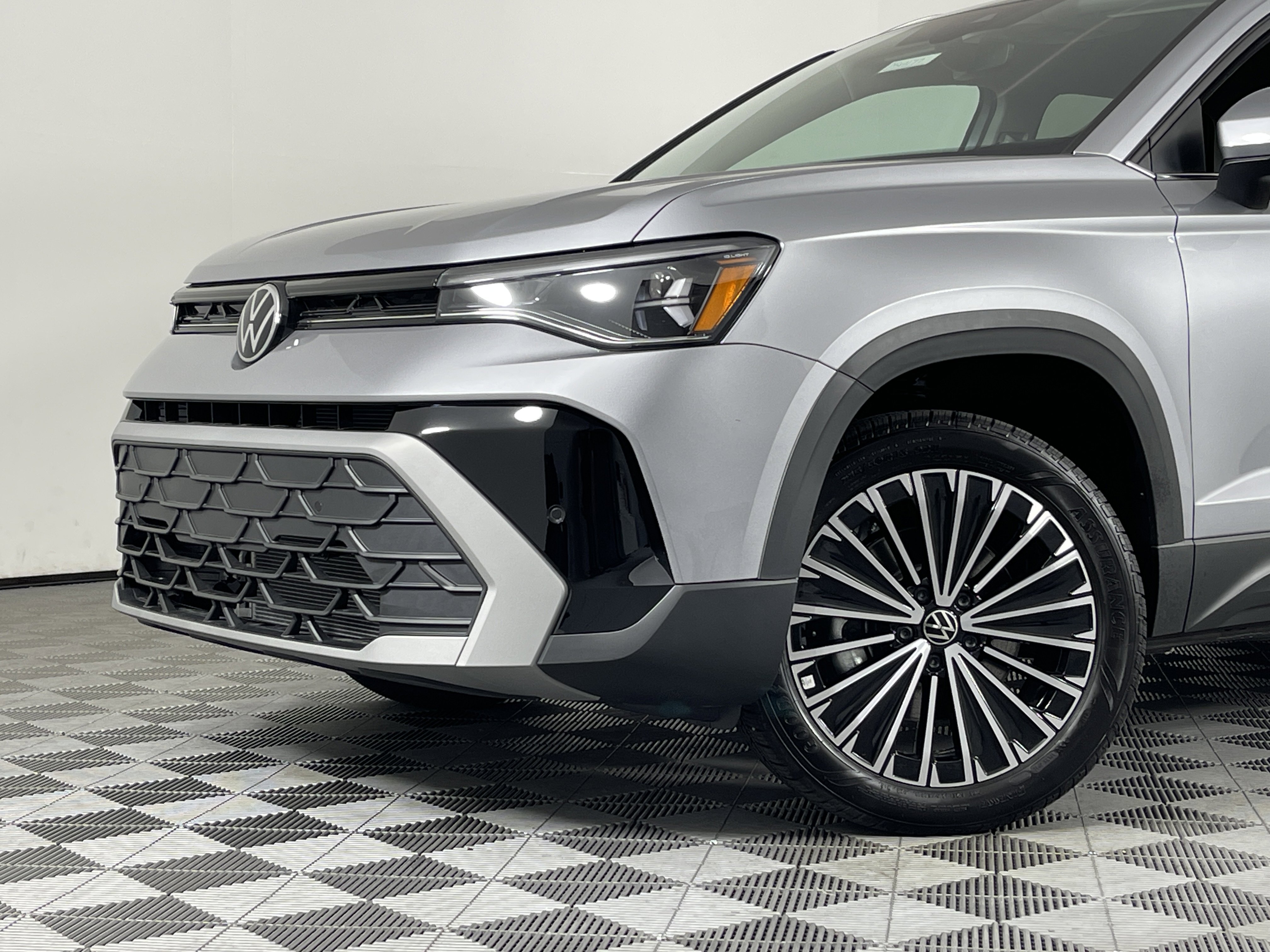 2025 Volkswagen Taos SE photo 2