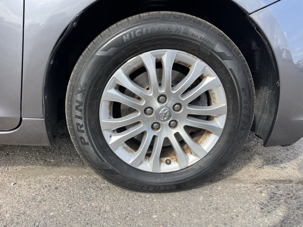 2017 Toyota Sienna XLE photo 16