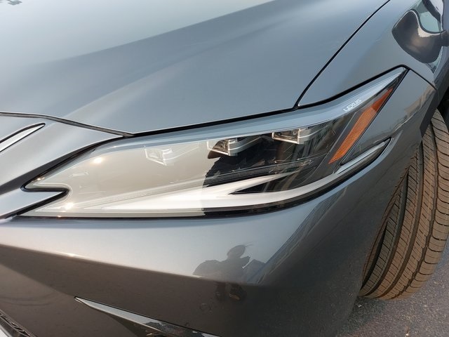 2025 Lexus ES 300h F SPORT Design photo 30
