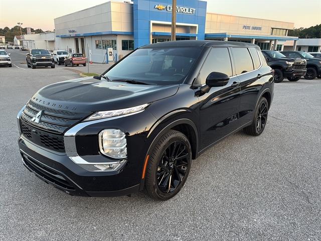 2024 Mitsubishi Outlander SE photo 2
