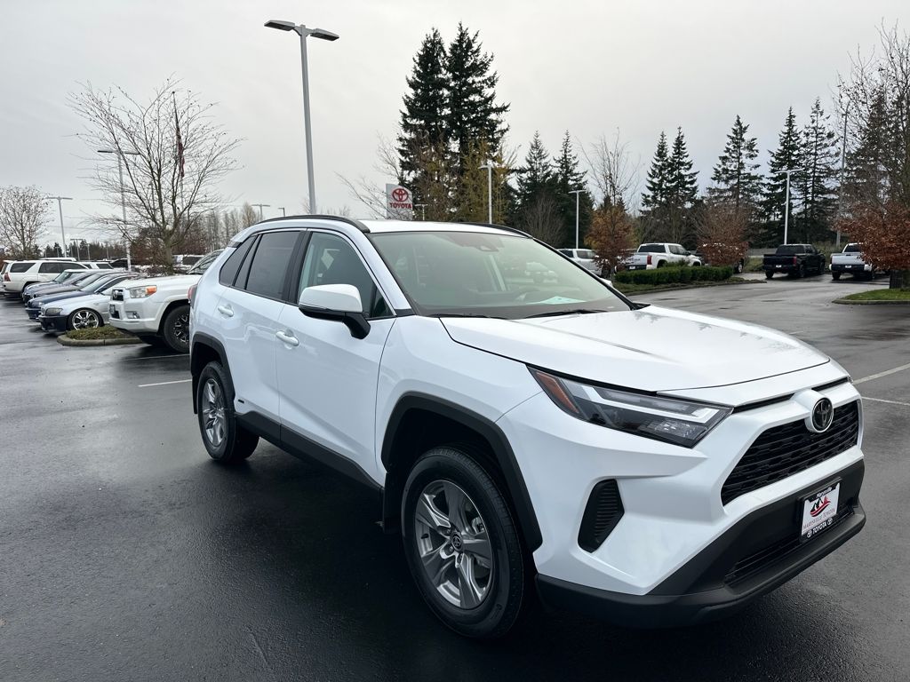 2025 Toyota RAV4 XLE's photo