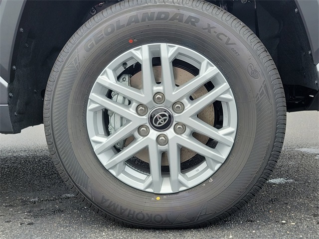 2025 Toyota Tundra SR5 CrewMax photo 5