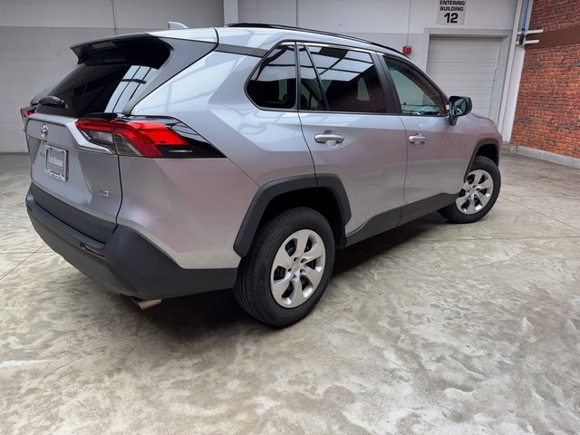 2021 Toyota RAV4 LE photo 5