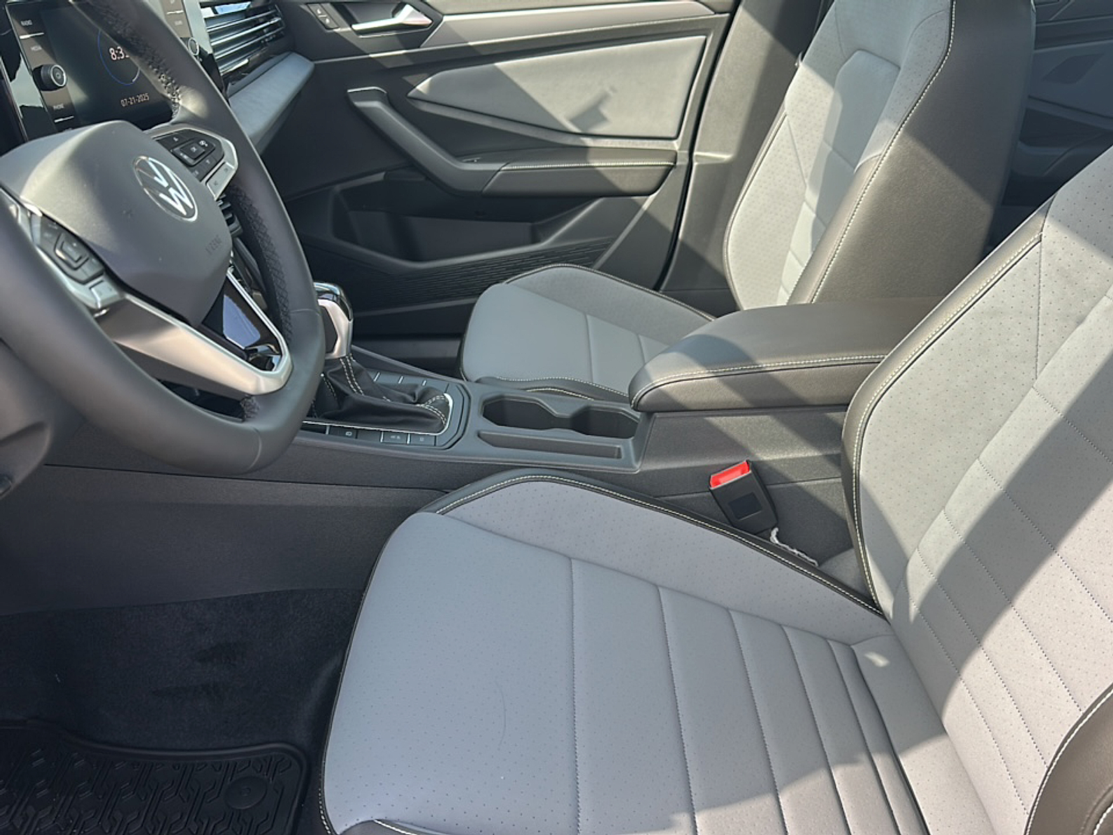 2025 Volkswagen Jetta 1.5T SE photo 3