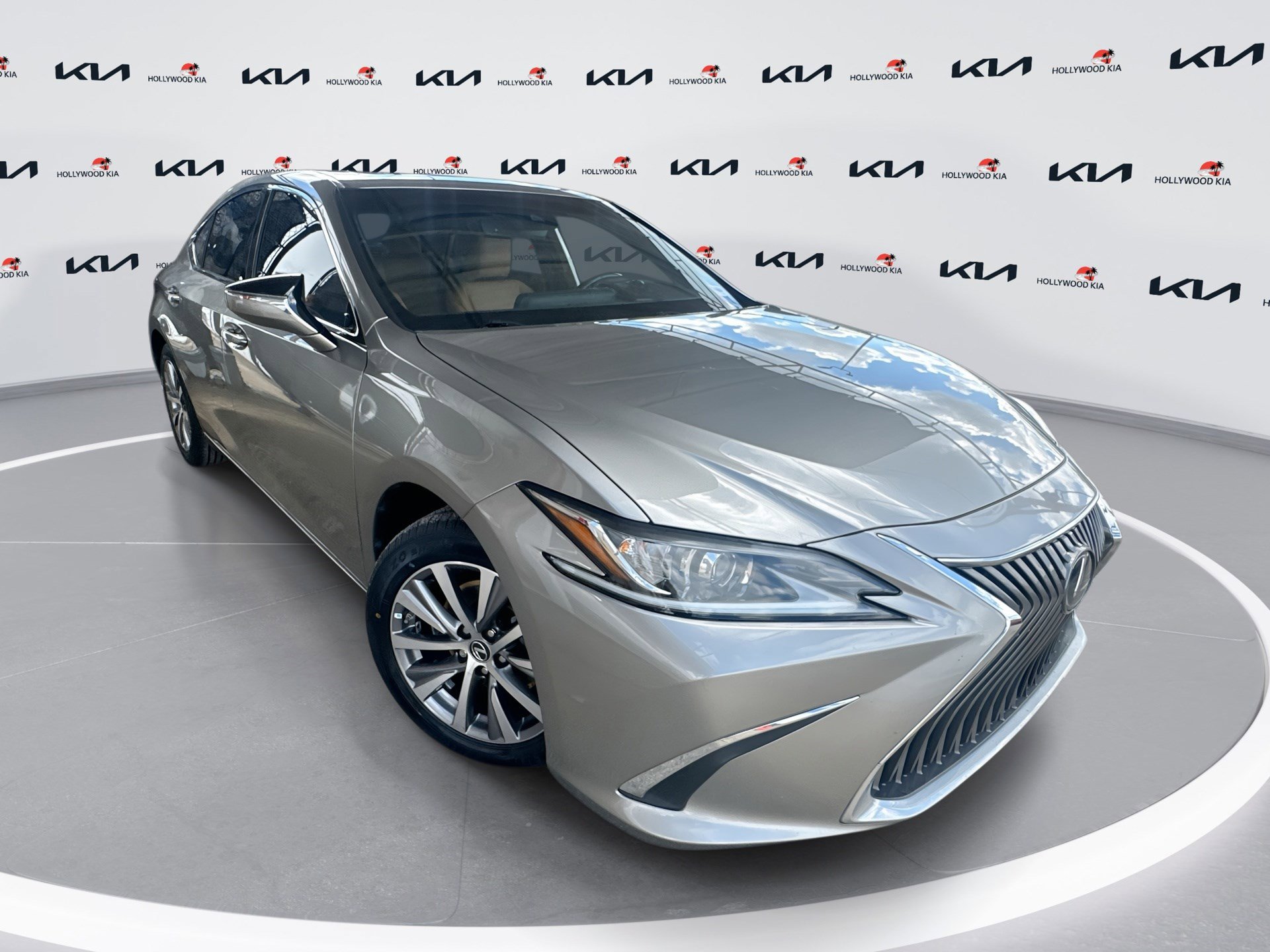 2021 Lexus ES 350's photo