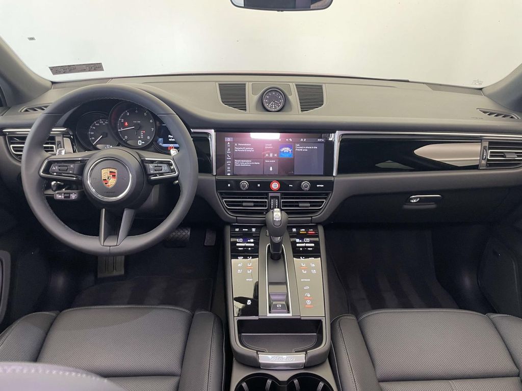2025 Porsche Macan Base photo 26