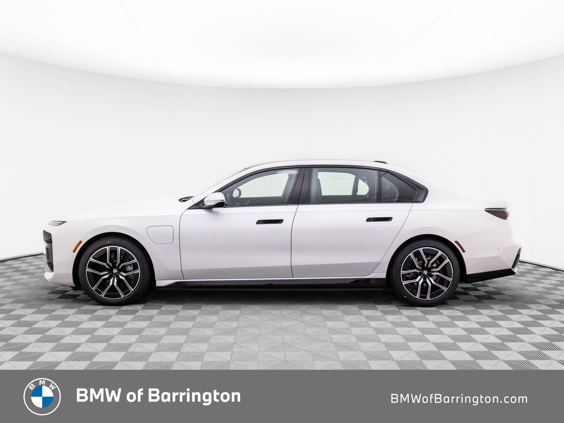 New 2025 Mineral White Metallic BMW 750e xDrive image 2