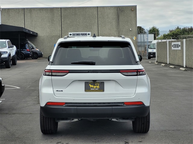 2025 Jeep Grand Cherokee Laredo Altitude photo 5