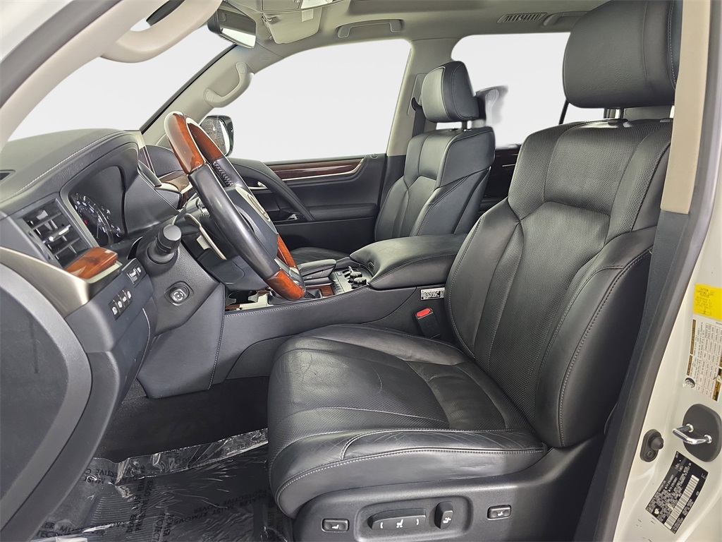 2020 Lexus LX 570 photo 13