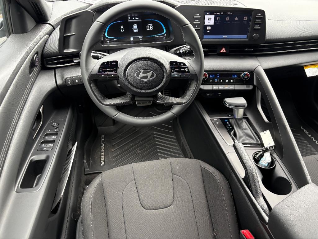 2025 Hyundai Elantra SEL Sport photo 2