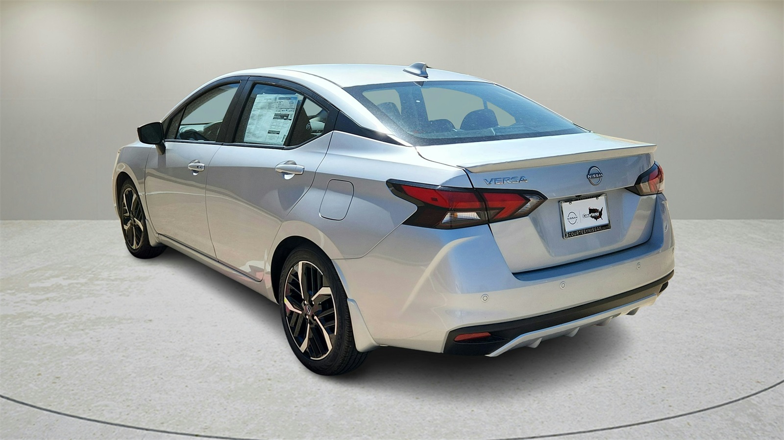 2025 Nissan Versa SR photo 5