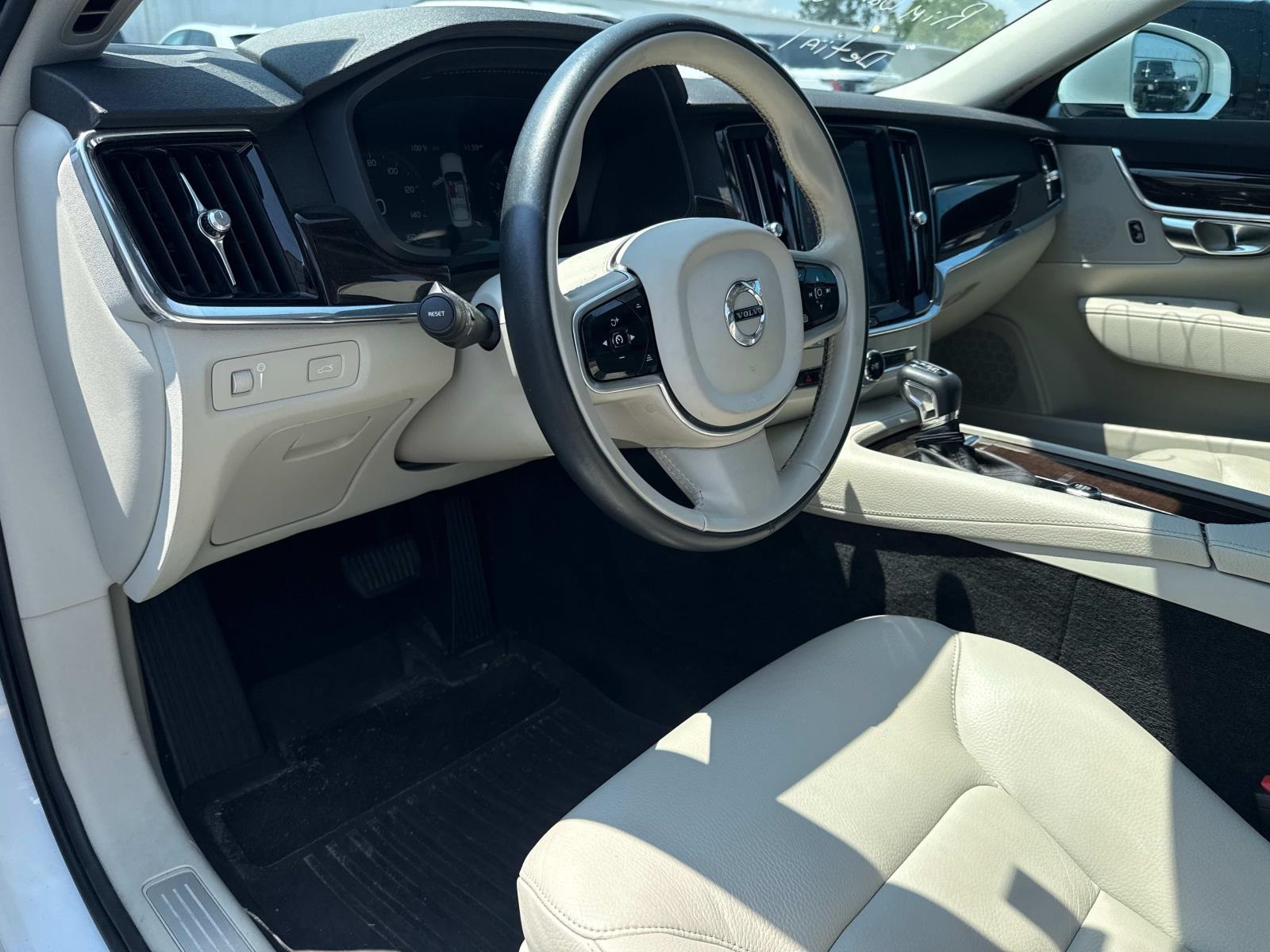 2018 Volvo S90 T6 Momentum photo 10