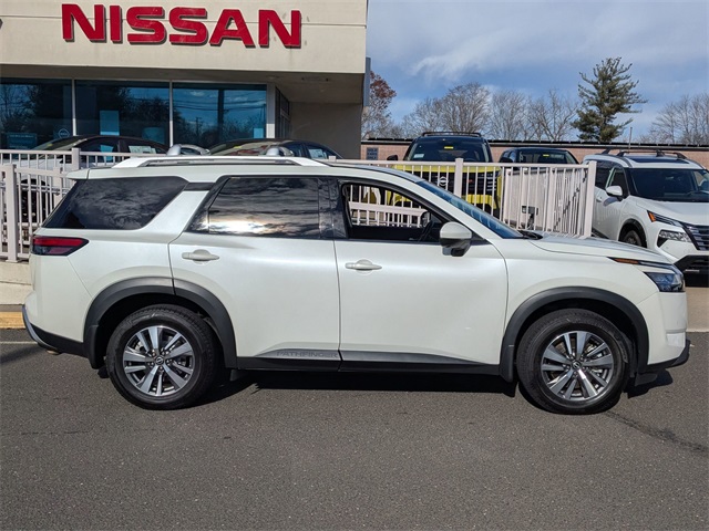 2022 Nissan Pathfinder SL photo 2