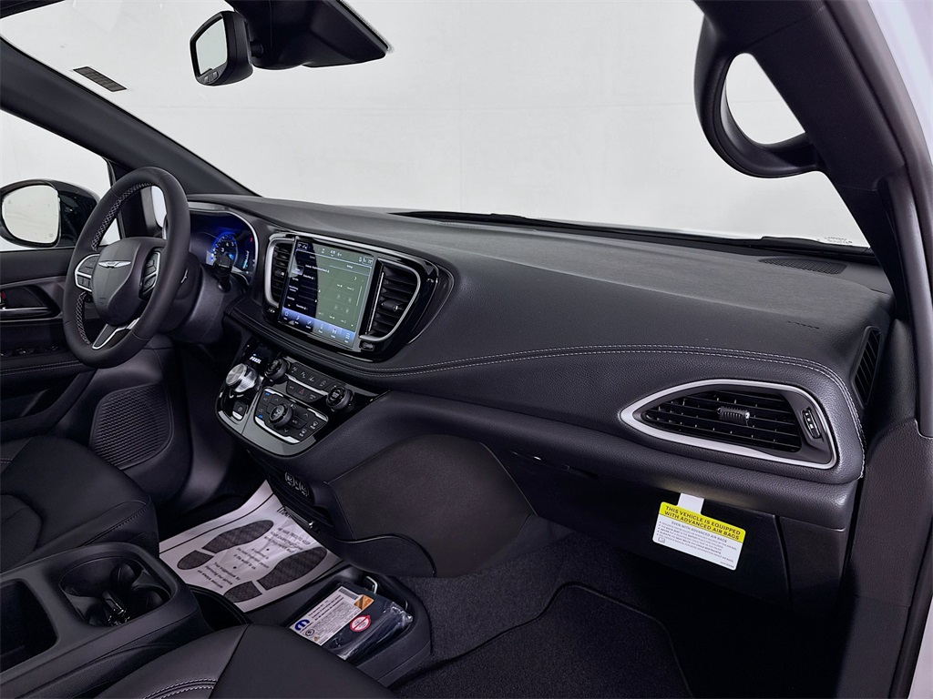 2025 Chrysler Pacifica photo 28