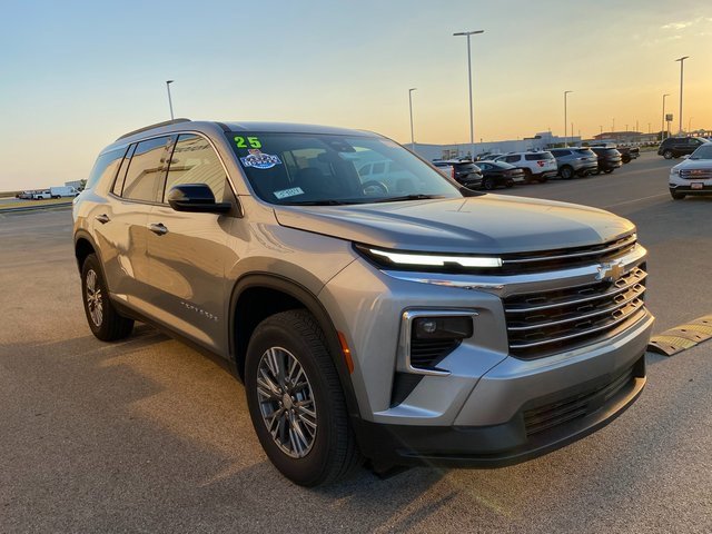 2025 Chevrolet Traverse photo 3