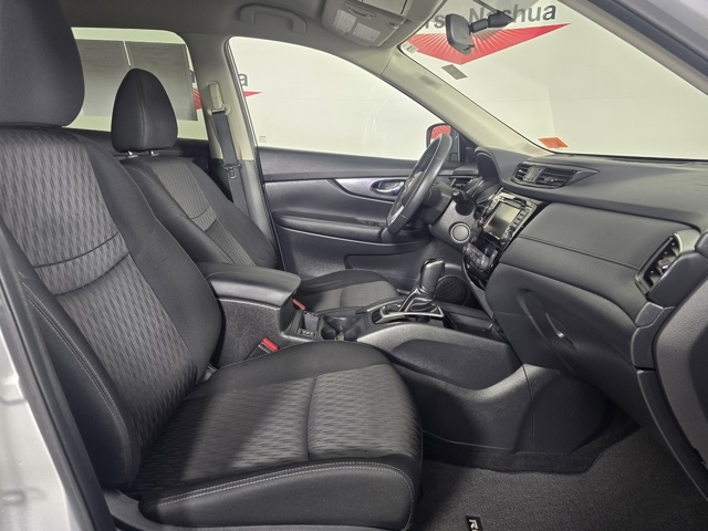 2018 Nissan Rogue SV photo 2