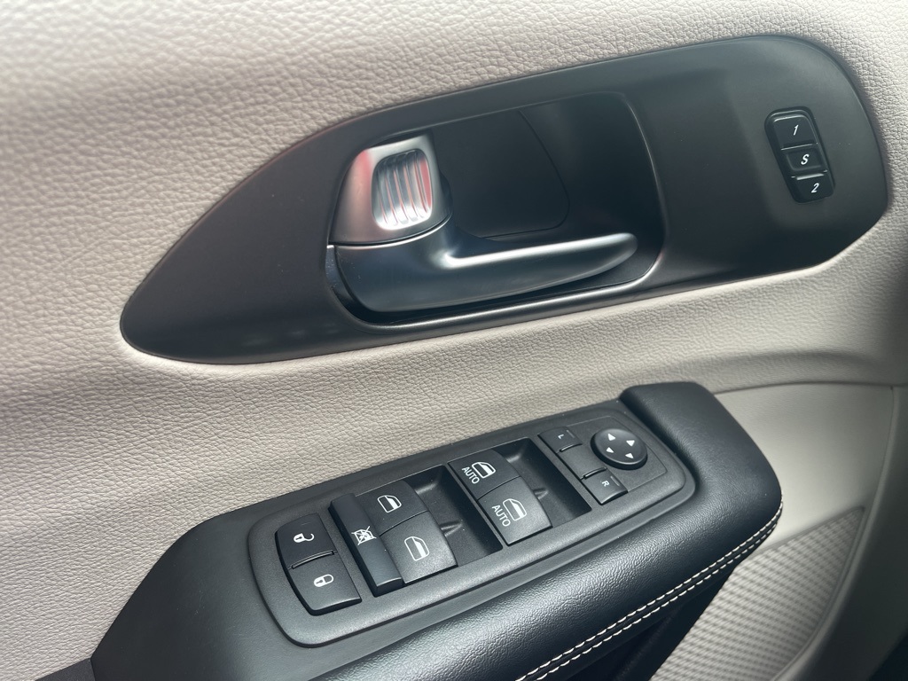 2022 Chrysler Pacifica Touring L photo 26