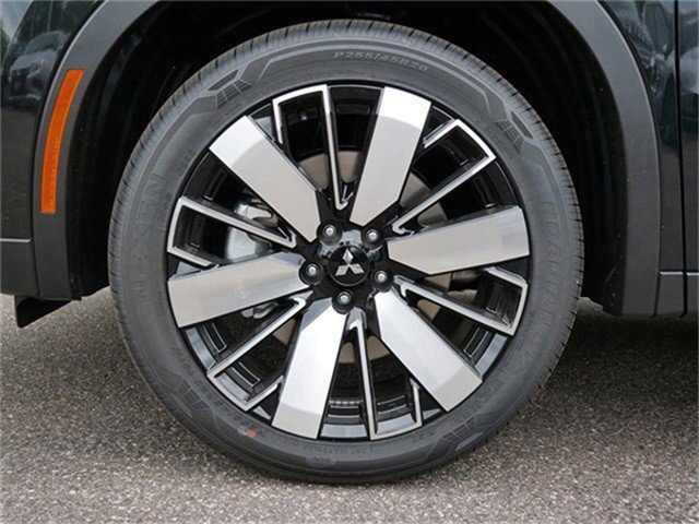 2025 Mitsubishi Outlander SE photo 2