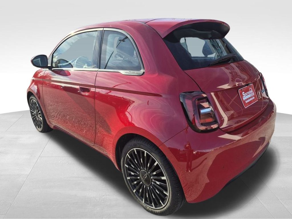 2024 Fiat 500e Red photo 4