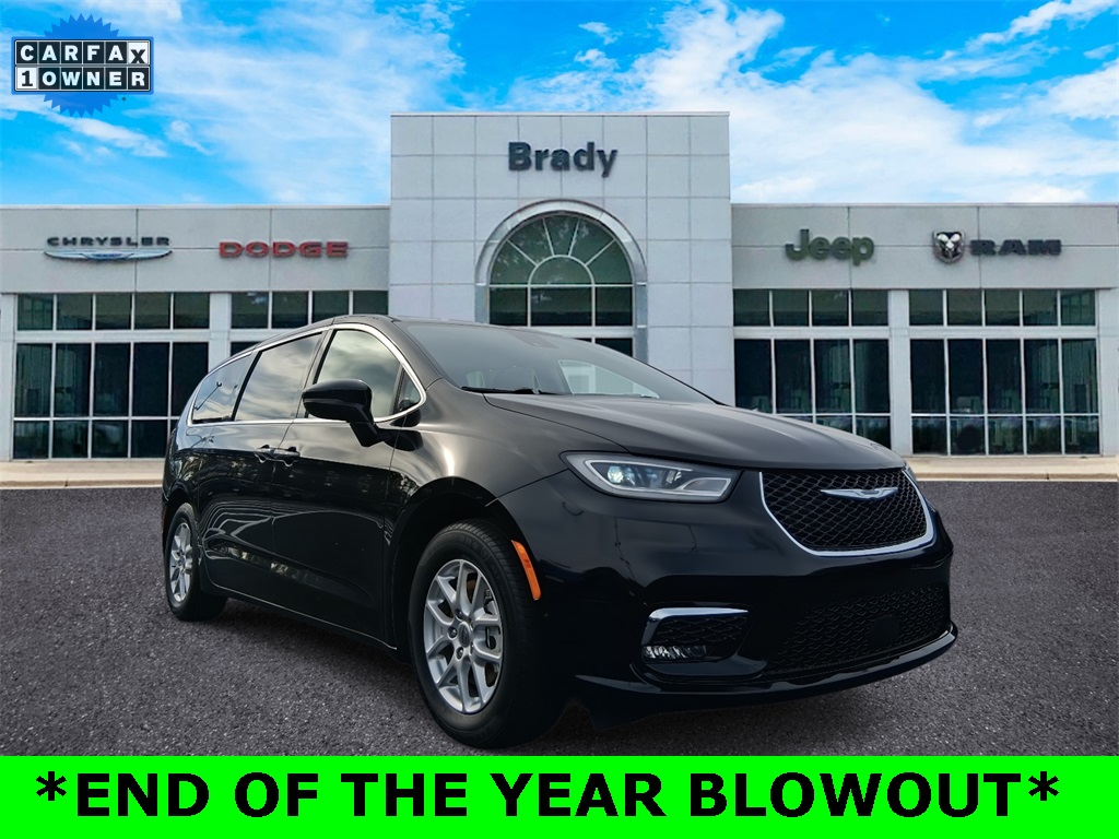 2024 Chrysler Pacifica Touring L's photo