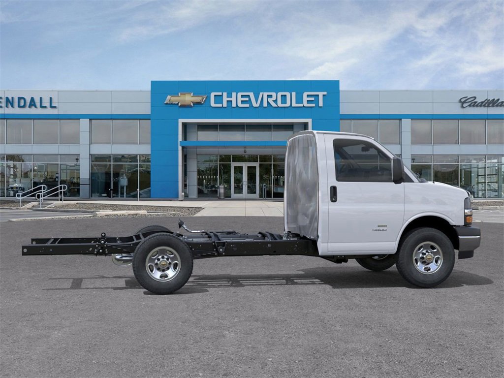 2025 Chevrolet Express Cutaway 3500 photo 3