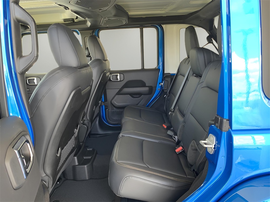 2025 Jeep Wrangler Sahara photo 33