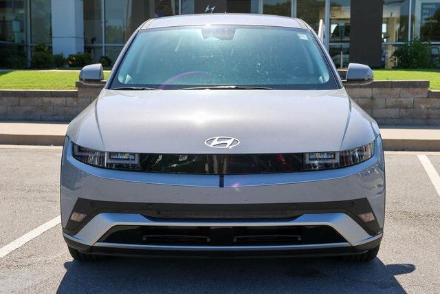 New 2025 Gray Hyundai SE image 2