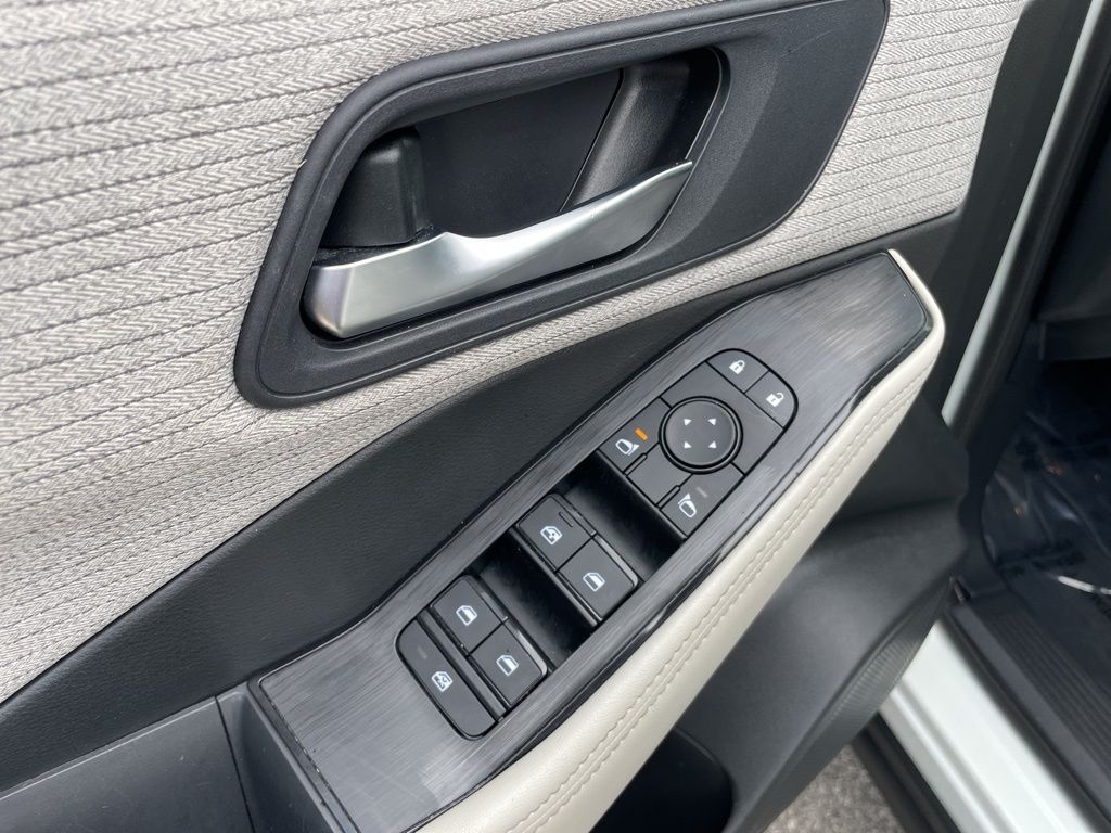 2023 Nissan Rogue SV photo 3