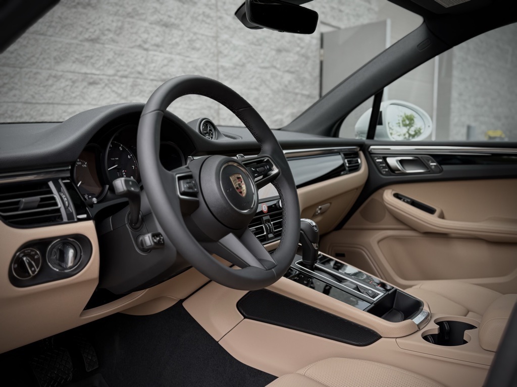 2025 Porsche Macan T photo 4