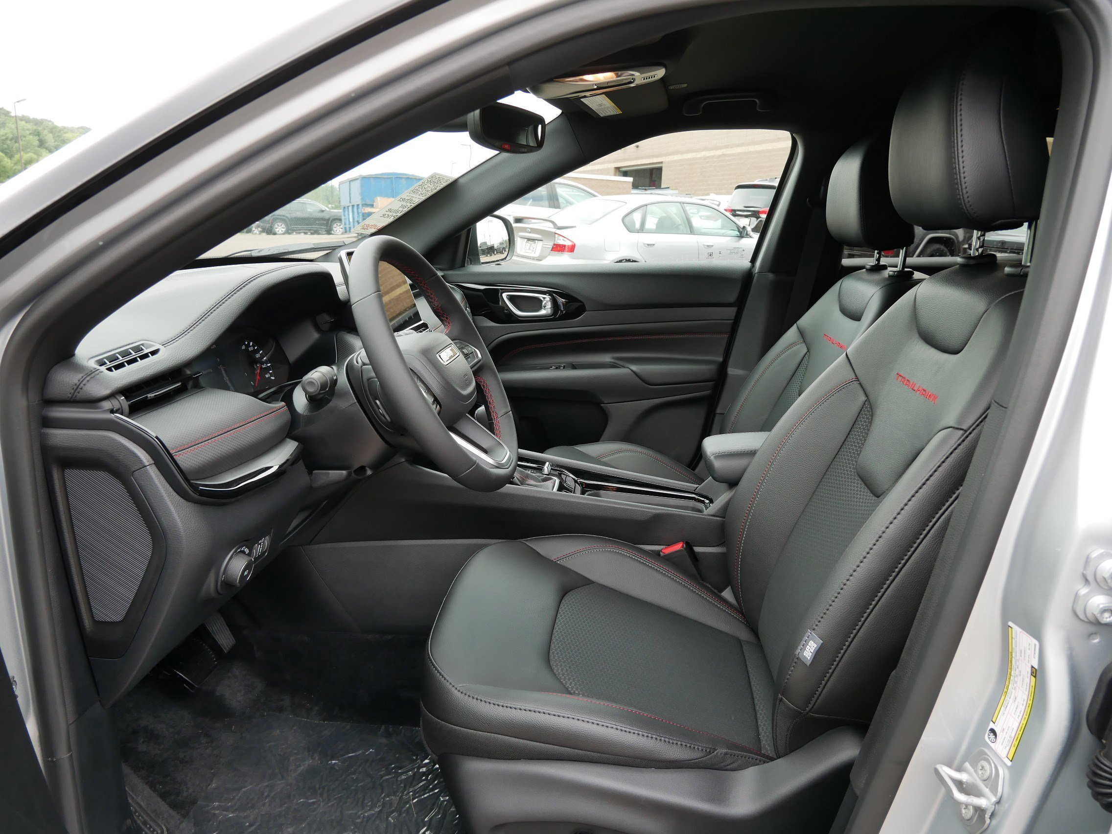 2025 Jeep Compass Trailhawk photo 2