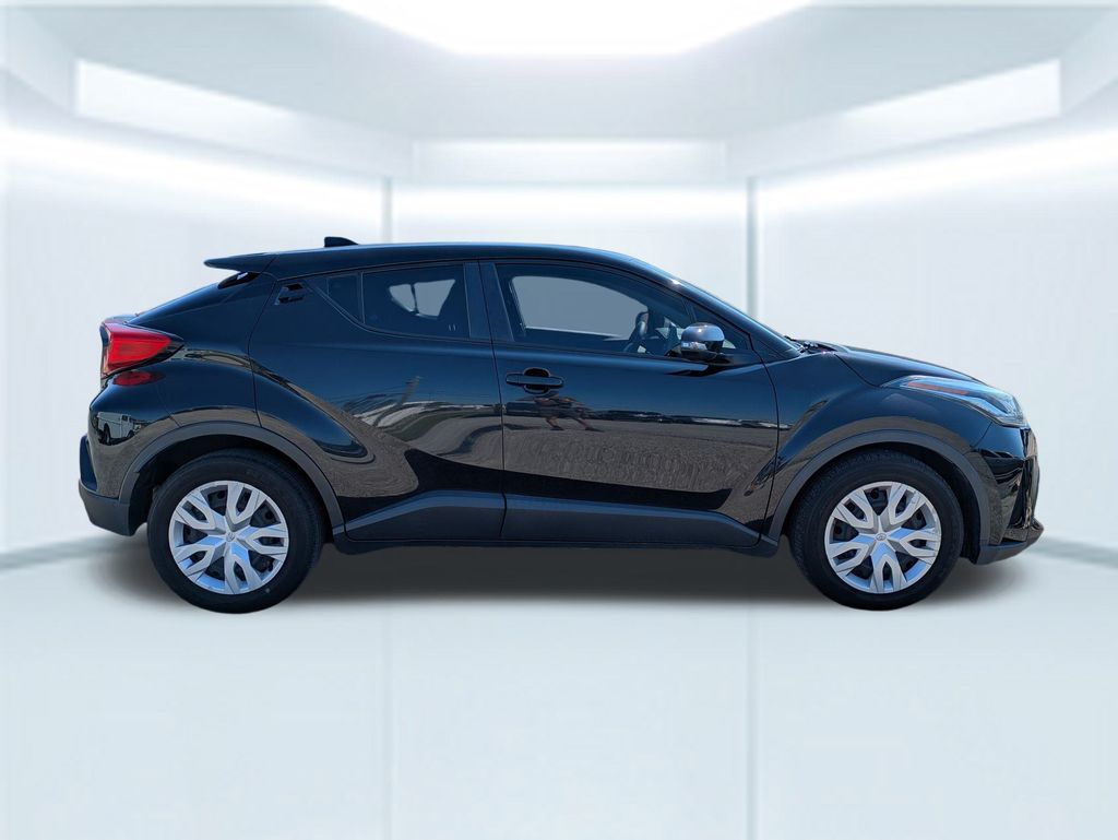 2021 Toyota C-HR LE photo 5
