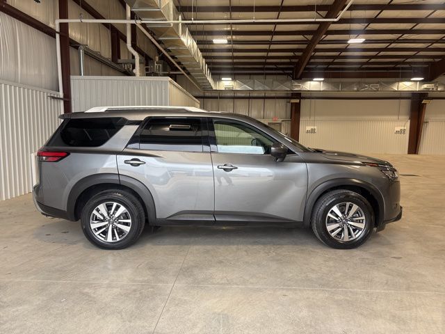 2022 Nissan Pathfinder SL's photo