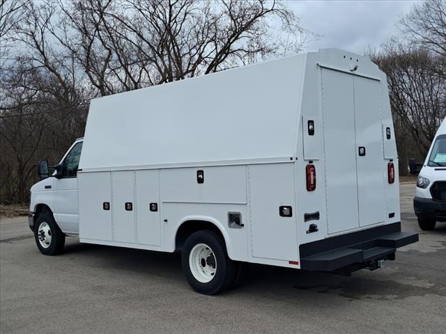 2025 Ford E-350 Base photo 2