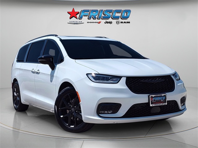 2026 Chrysler Pacifica Limited's photo