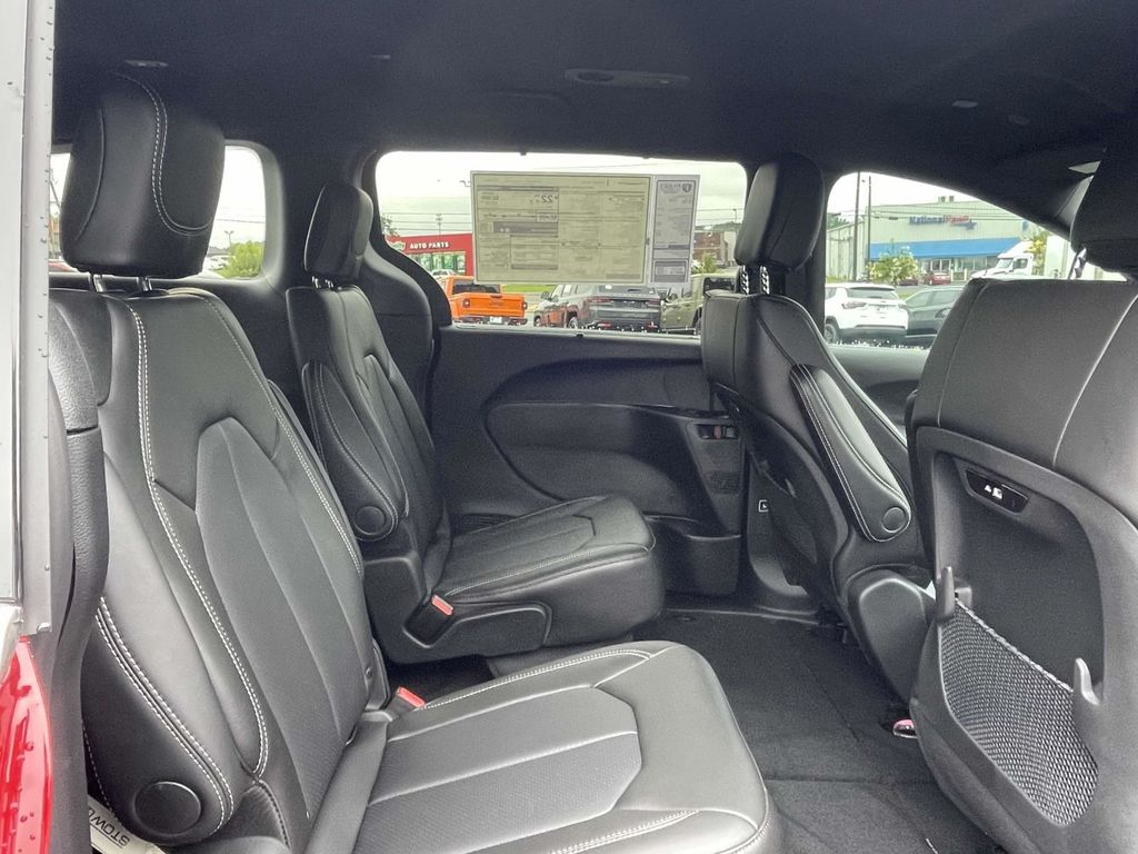2025 Chrysler Pacifica photo 15