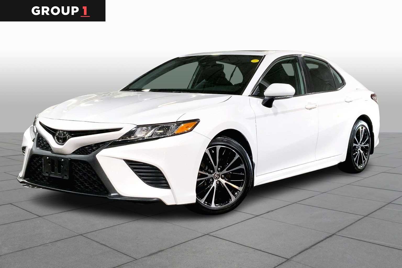 2020 Toyota Camry SE's photo