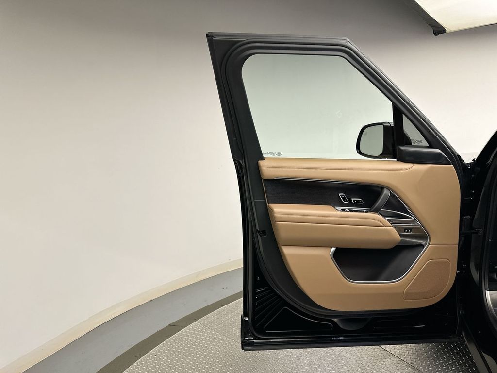 2023 Land Rover Range Rover SE photo 10